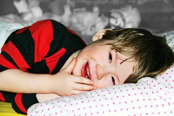 Yastığın üzerinde yatan küçük çocuk. — Stok fotoğraf