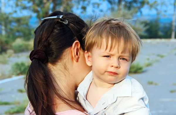 Kind in de armen van haar moeder. — Stockfoto