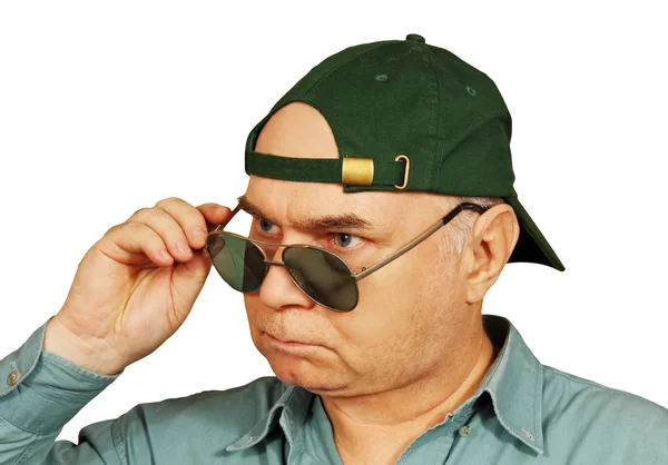 Un hombre con gorra de béisbol y gafas oscuras . —  Fotos de Stock