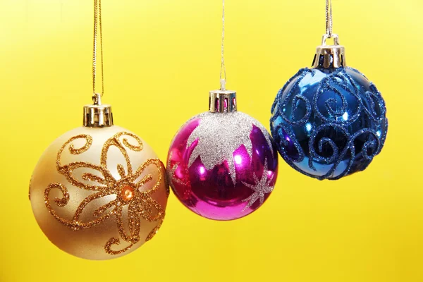 Tre palline di Natale colorate . — Foto Stock