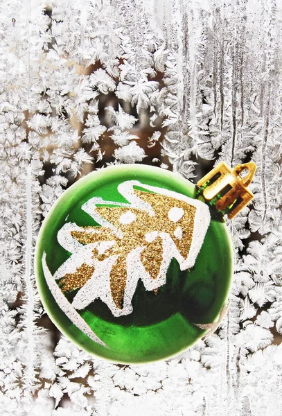 Giocattolo albero di Natale sullo sfondo di modelli di gelo . — Foto Stock