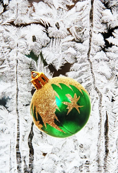 Juguete de árbol de Navidad en el fondo de los patrones de heladas . —  Fotos de Stock
