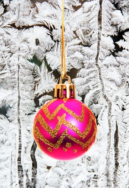 Juguete de árbol de Navidad en el fondo de los patrones de heladas . —  Fotos de Stock