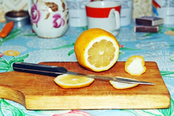 Limón y cuchillo sobre la mesa . — Foto de Stock