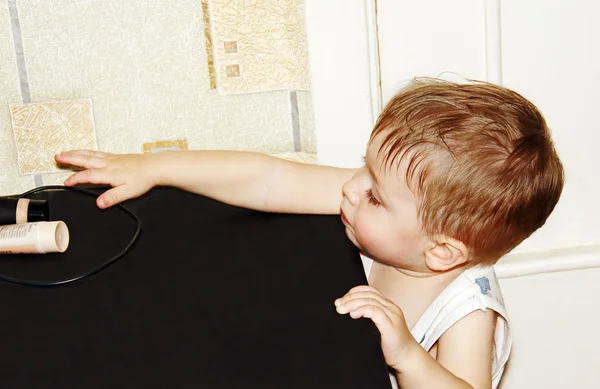 Un niño pequeño en casa . —  Fotos de Stock