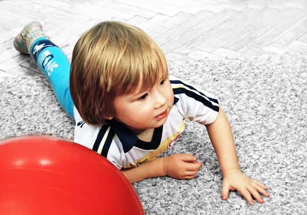 Ein Junge mit einem Ball. — Stockfoto