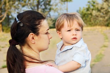 Anne ve çocuk parkta..