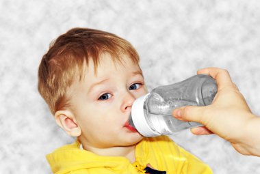 voeden van een baby.