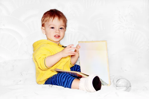 Kid volter igenom en bok. — Stockfoto