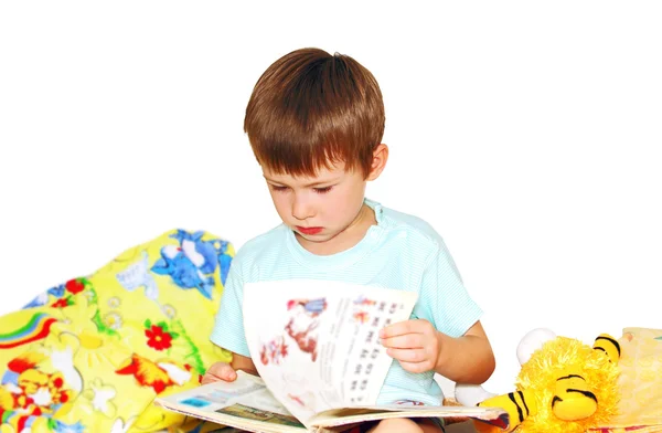 Pojke läser en bok. — Stockfoto