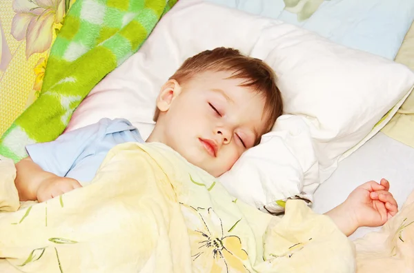 Dítě v posteli. — Stock fotografie