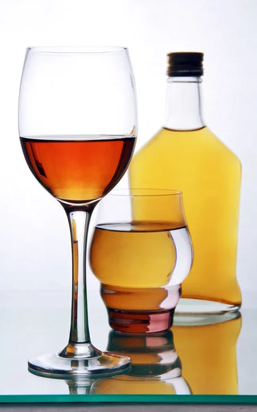 Láhev a skleničky s alkoholem. — Stock fotografie