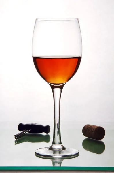 Glass of alcohol, cork and a corkscrew. — Stock Photo, Image