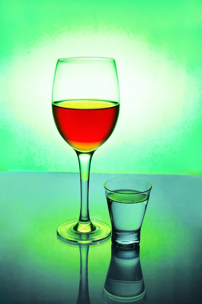 Szklanki z napojami alkoholowymi. — Zdjęcie stockowe