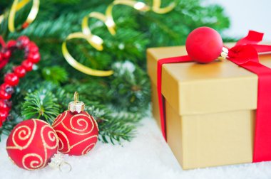 Noel ağacı ve topları ile hediye