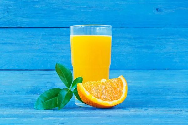 Vaso de zumo de naranja fresco —  Fotos de Stock