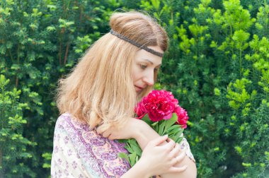 kadın peonies bir buket