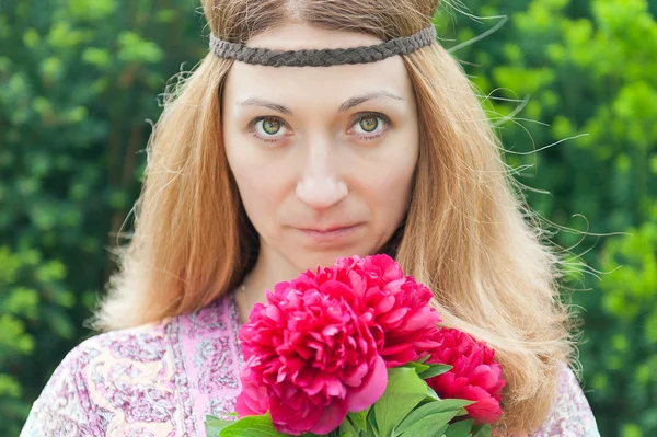 Mulher com um buquê de peônias — Fotografia de Stock