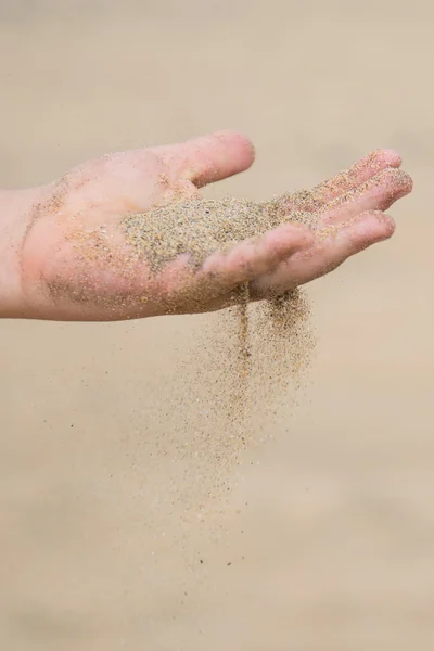 Areia através dos dedos — Fotografia de Stock