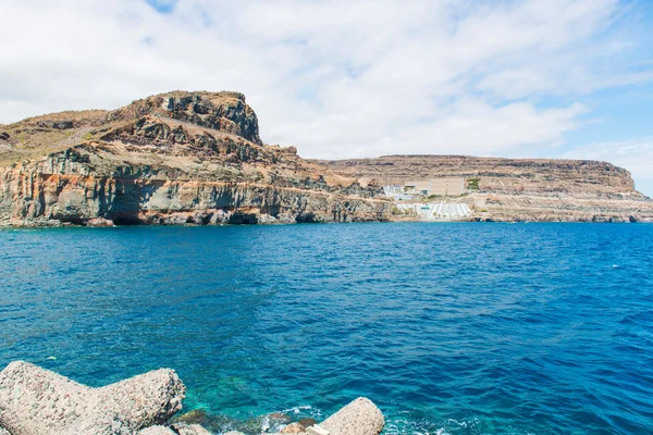 Blauwe oceaan en de rots — Stockfoto