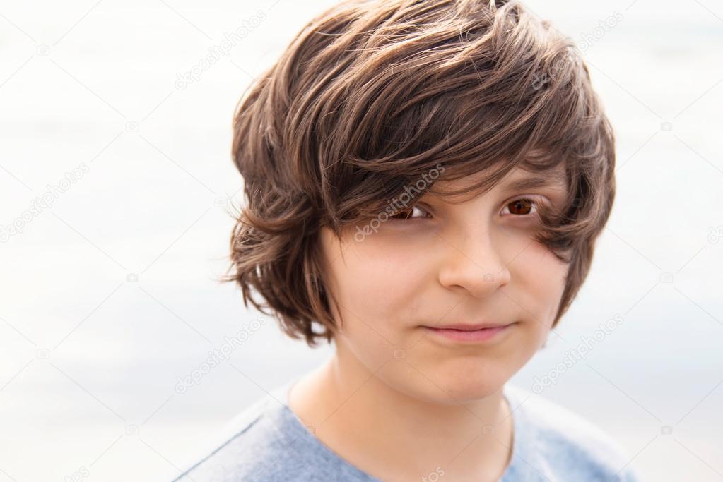 Garçon européen surfeur avec une coupe de cheveux \u2014 Photo 27456131