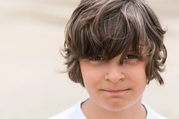 Menino com olhos castanhos — Fotografia de Stock