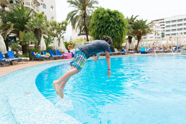Ragazzo che salta in piscina — Foto Stock