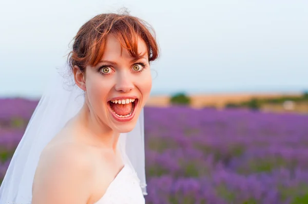 Retrato de uma noiva feliz no campo de lavanda — Fotografia de Stock