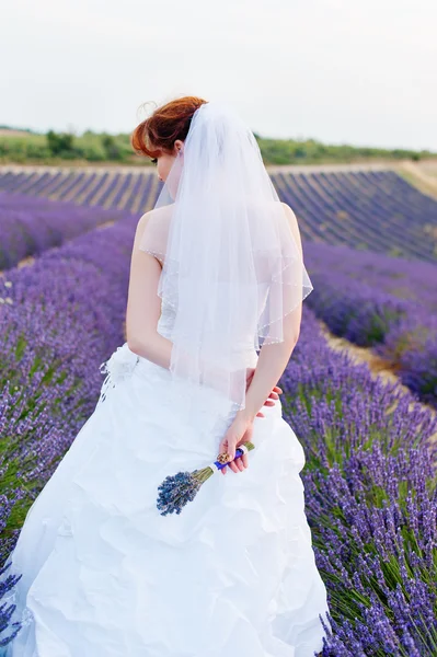 Bouquet della sposa sullo sfondo del vestito — Foto Stock