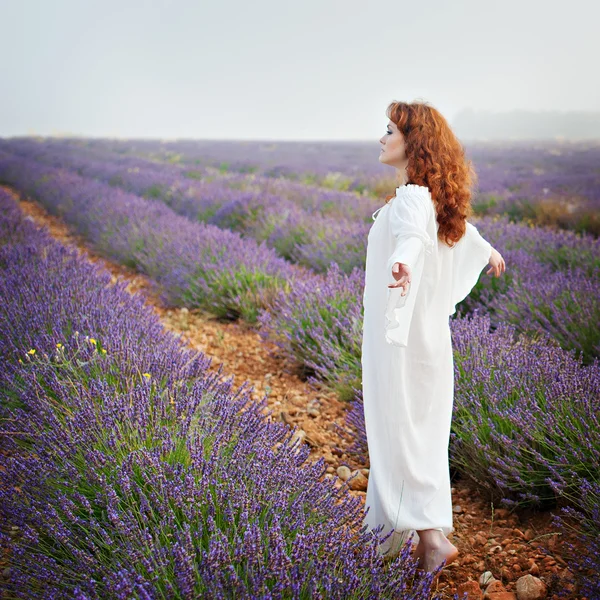 Femme blanche aux cheveux roux sur un champ de lavande , — Photo