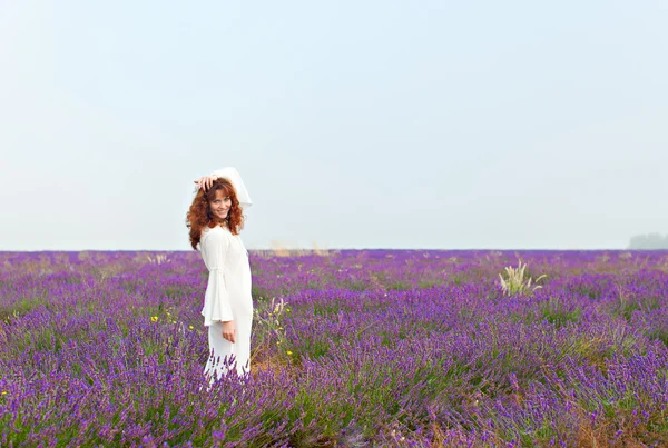 Femme blanche aux cheveux roux sur un champ de lavande , — Photo