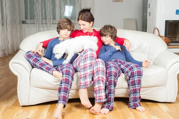 Moeder en zoon in pyjama 's — Stockfoto