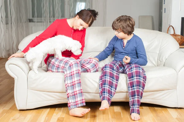 Mãe e filho de pijama — Fotografia de Stock