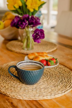 Kahve ve çörekle kahvaltı. Kahvaltıda çilek..