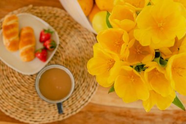 Kahve ve çörekle kahvaltı. Kahvaltıda çilek..