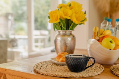 Kahve ve çörekle kahvaltı. Kahvaltıda çilek..