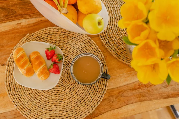 Petit Déjeuner Avec Café Brioche Fraises Pour Petit Déjeuner — Photo