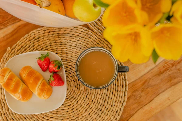 Frühstück Mit Kaffee Und Brioche Erdbeeren Zum Frühstück — Stockfoto