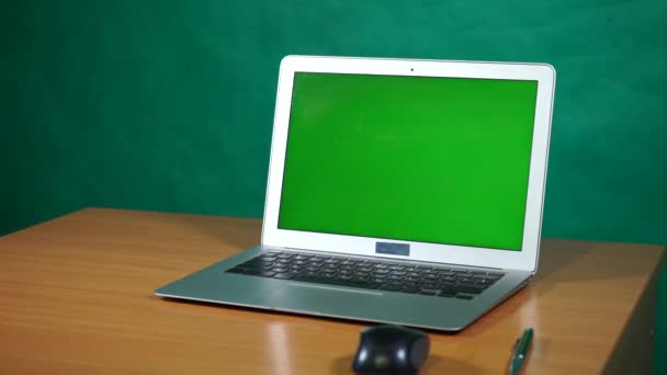 Молодий чоловік працює на зеленому екрані комп'ютера — стокове відео
