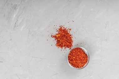 Siyah kesme tahtasındaki çeşitli baharatlar.