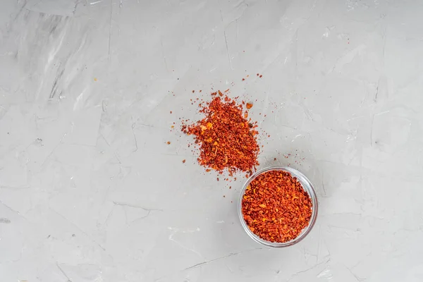 Siyah kesme tahtasındaki çeşitli baharatlar.