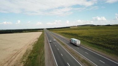 Video görüntüleri: Temmuz 2021 'de Rusya' da otoyol. 4K