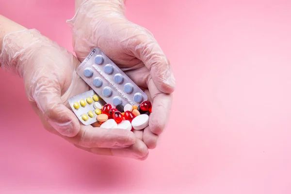 Bir doktor elinde beyaz bir eldiven tutuyor. 