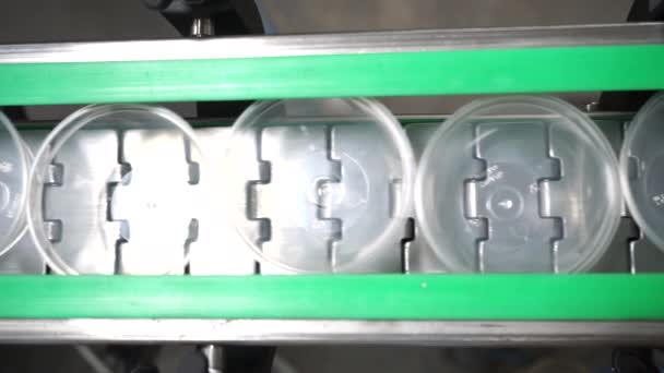 Moving metal plate conveyor. Part of the conveyor — Stock Video