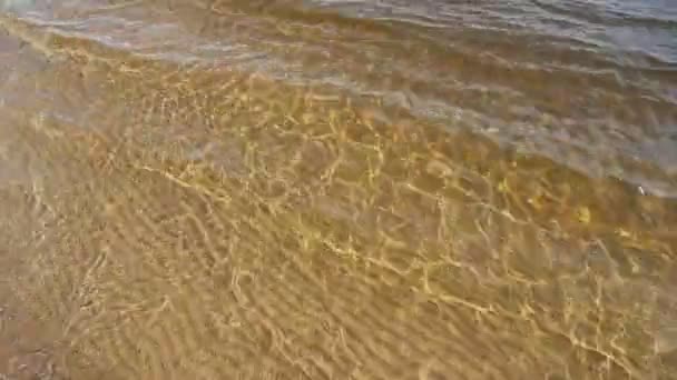 Vídeo, de arriba a abajo, agua de mar móvil transparente, fondo arenoso.No Personas. — Vídeos de Stock