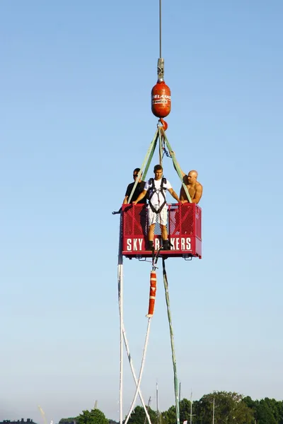 Bungee jumping z jeřábu — Stock fotografie