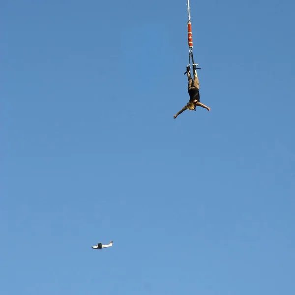 Saut à l'élastique à partir d'une grue — Photo