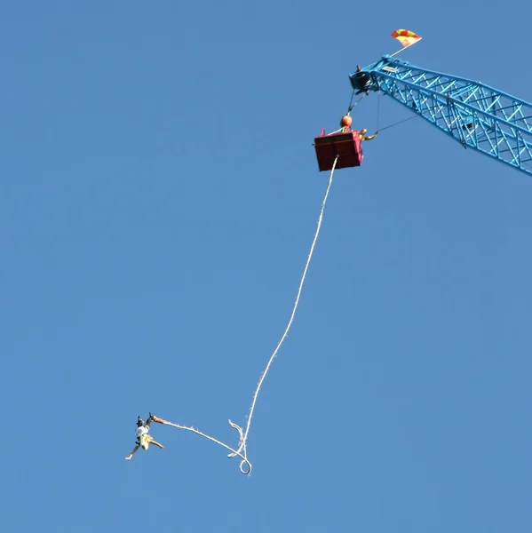 Saut à l'élastique à partir d'une grue — Photo