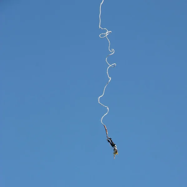 Saut à l'élastique à partir d'une grue — Photo