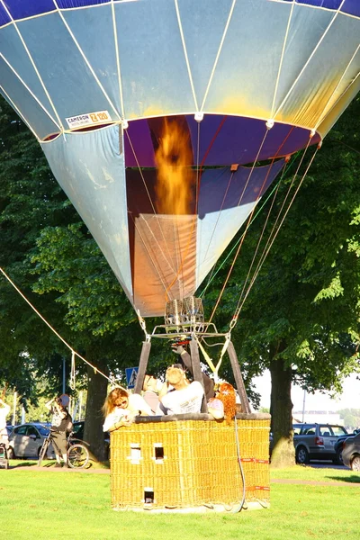 Traditionella lanseringen av luftballong — Stockfoto